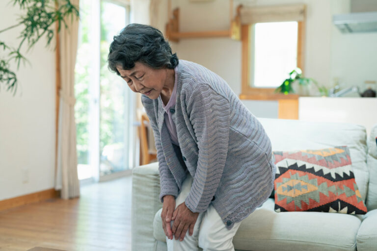 歩くと脚が痛い…けど座ると治まる?「腰部脊柱管狭窄症」の治療・リハビリについて | 名古屋市中村区の整形外科|平野整形外科